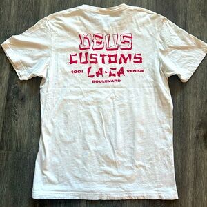 DEUS EX MACHINA CUSTOMS LA GRAPHIC men’s t-shirt in white & red
Size Large